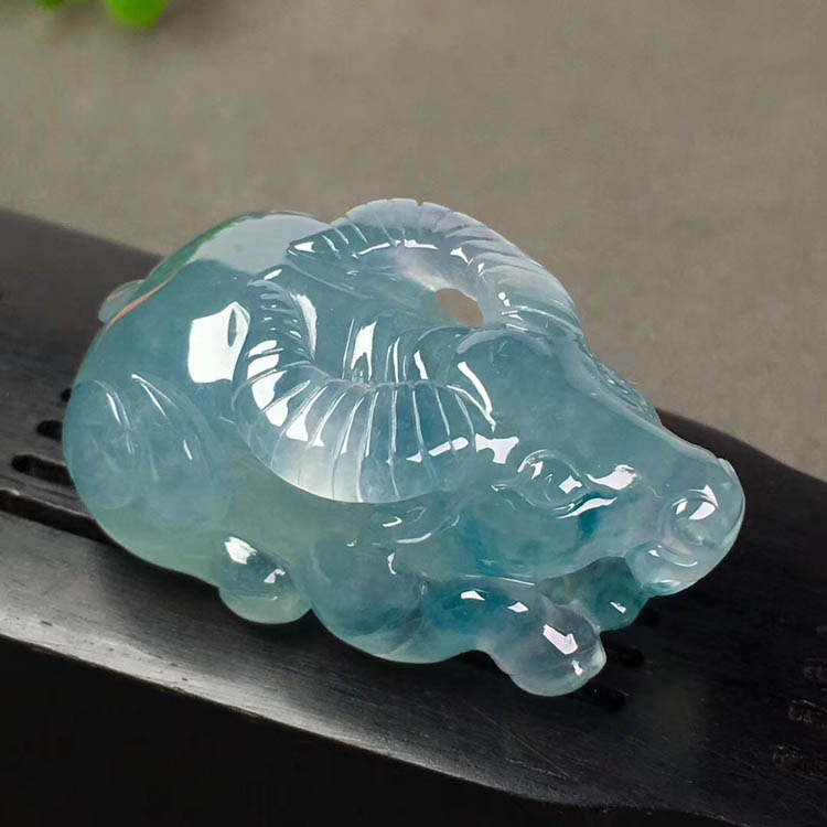 【生肖牛】冰种蓝水翡翠摆件