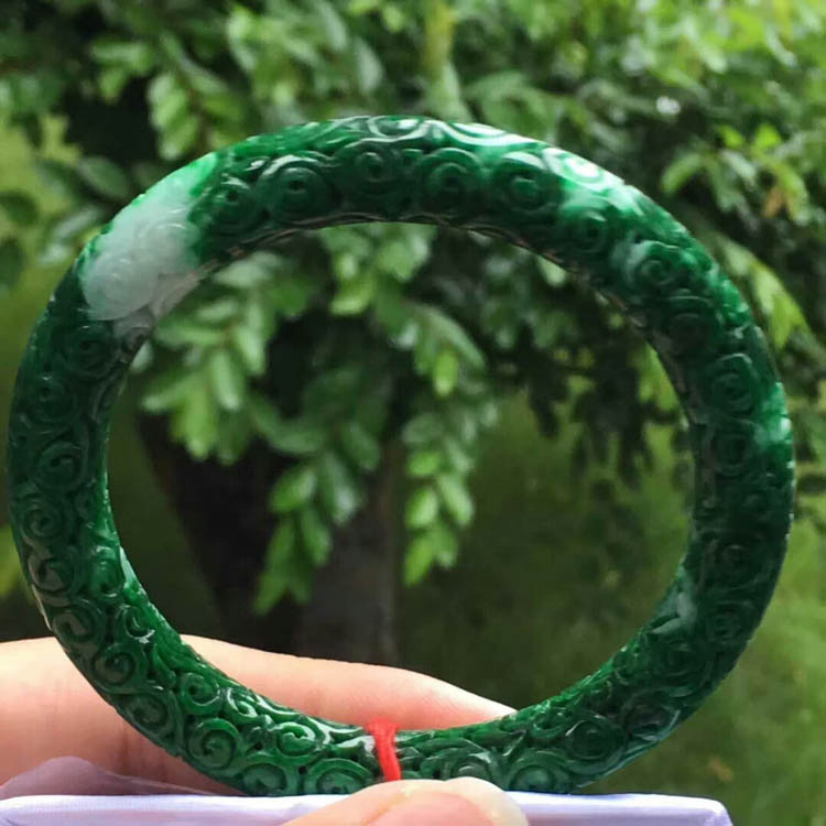 干青种浓绿雕花圆条翡翠手镯