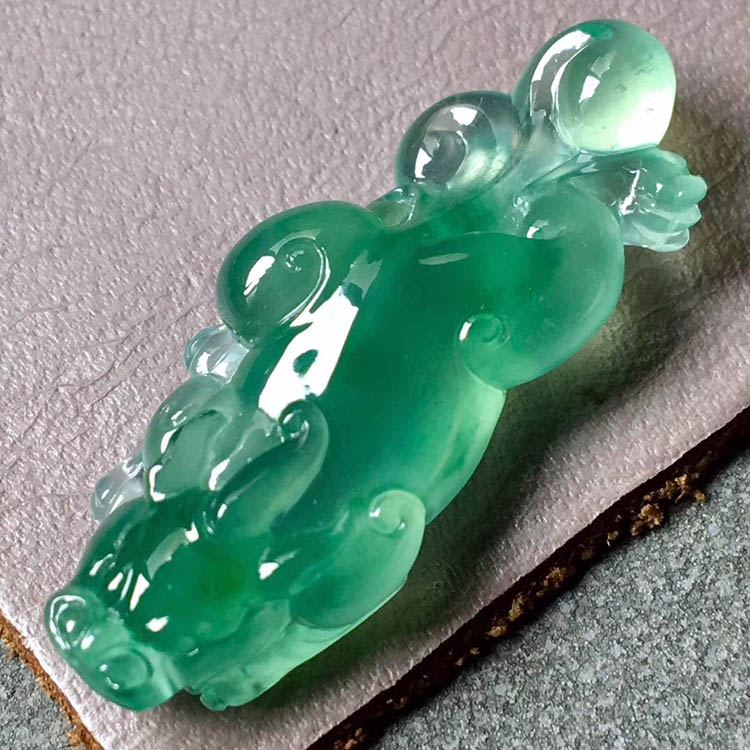 高冰种飘绿貔貅翡翠吊坠