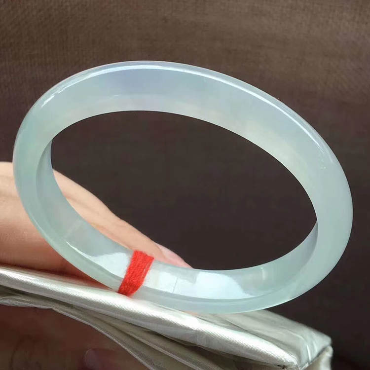 冰糯种淡蓝色贵妃翡翠手镯