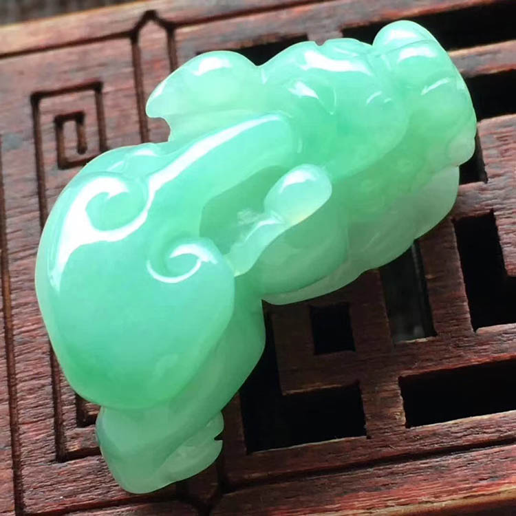 果绿糯种貔貅翡翠小摆件