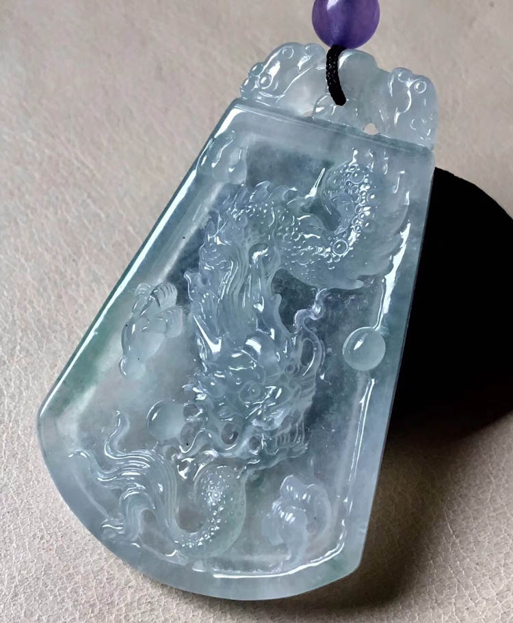 飘蓝绿糯冰种龙牌翡翠挂件