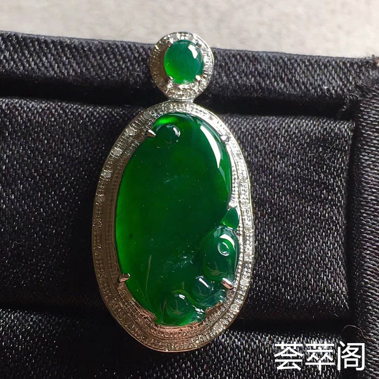 冰种帝王绿松鼠翡翠吊坠