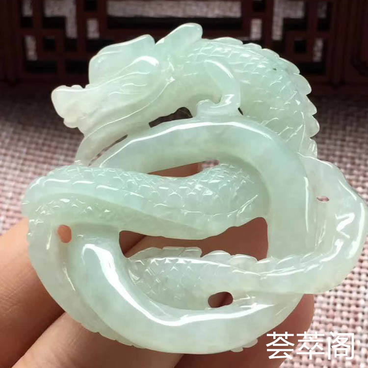 糯种白色盘龙翡翠挂件