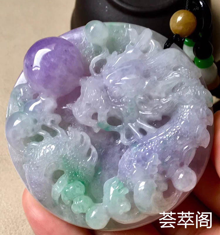 春带彩糯种龙牌翡翠挂件