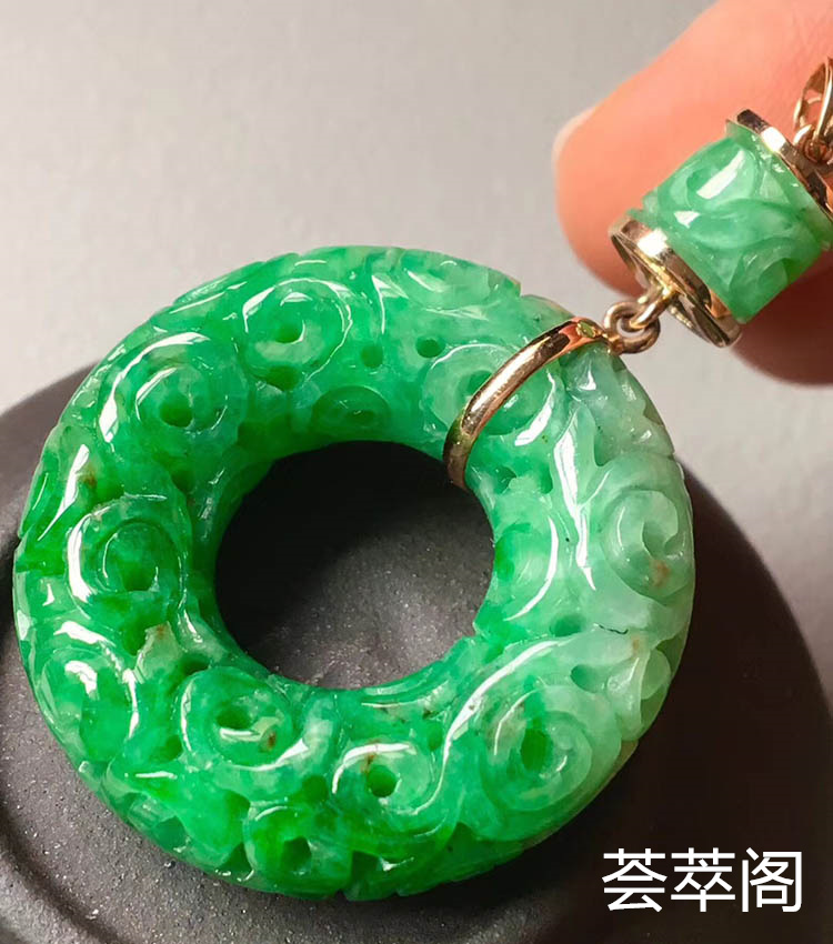 糯种飘阳绿雕花平安环翡翠吊坠