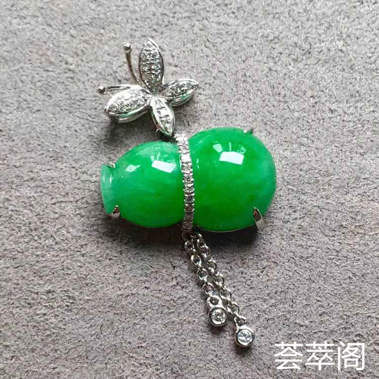 阳绿色辣糯种翡翠葫芦吊坠