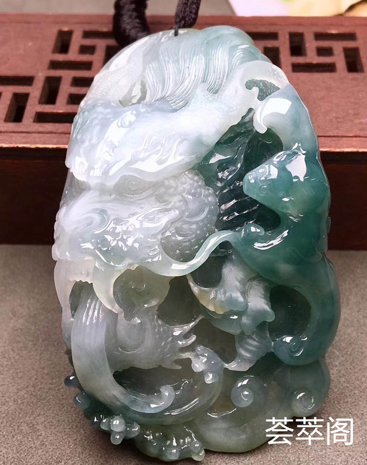 糯种飘绿龙牌翡翠挂件