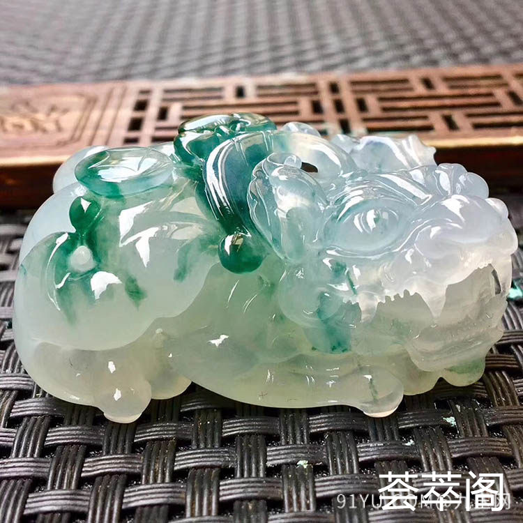 冰糯种飘花貔貅翡翠摆件第7张