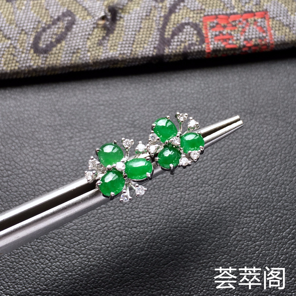 糯冰种阳绿花型翡翠耳钉一对 镶白金钻石