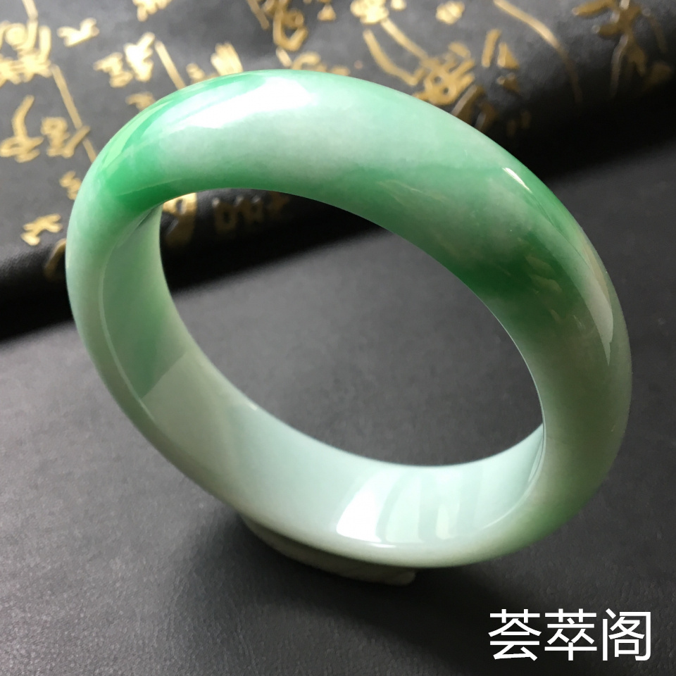 冰种飘绿翡翠手镯 