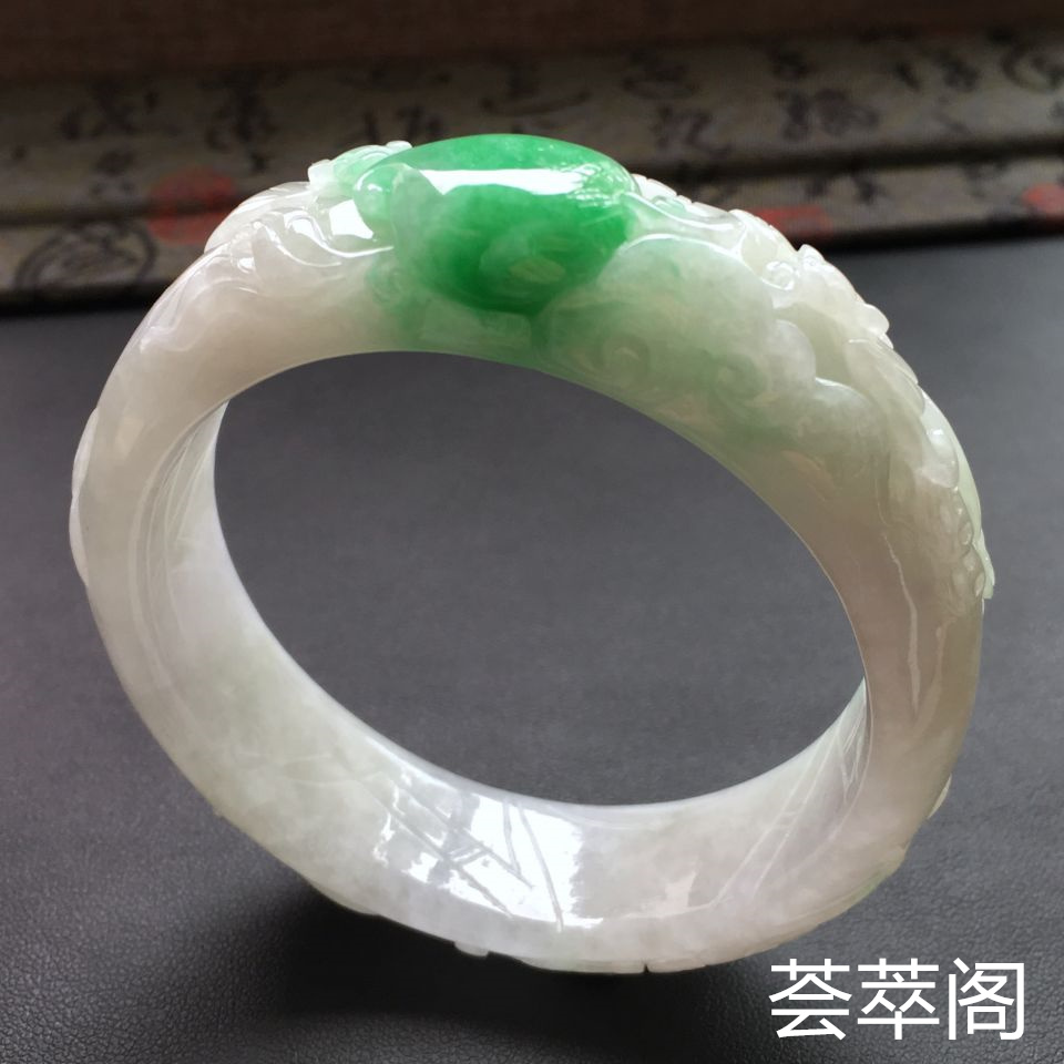 糯种飘绿翡翠手镯 