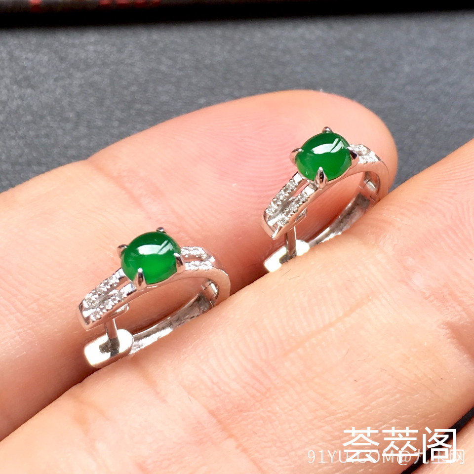 冰种阳绿镶白金钻石翡翠耳钉第5张