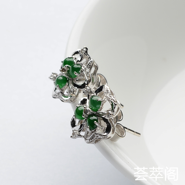 阳绿冰种夏花翡翠耳钉 镶白金钻石