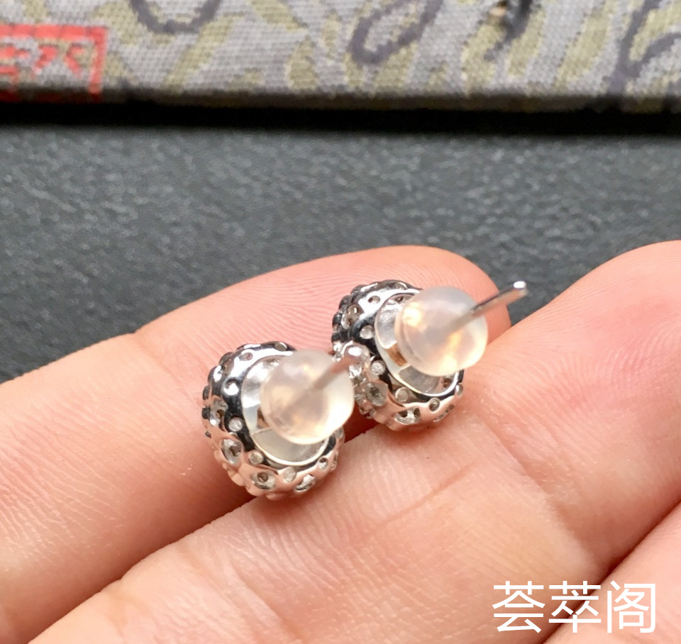 冰种阳绿翡翠耳钉一对 镶白金钻石第7张