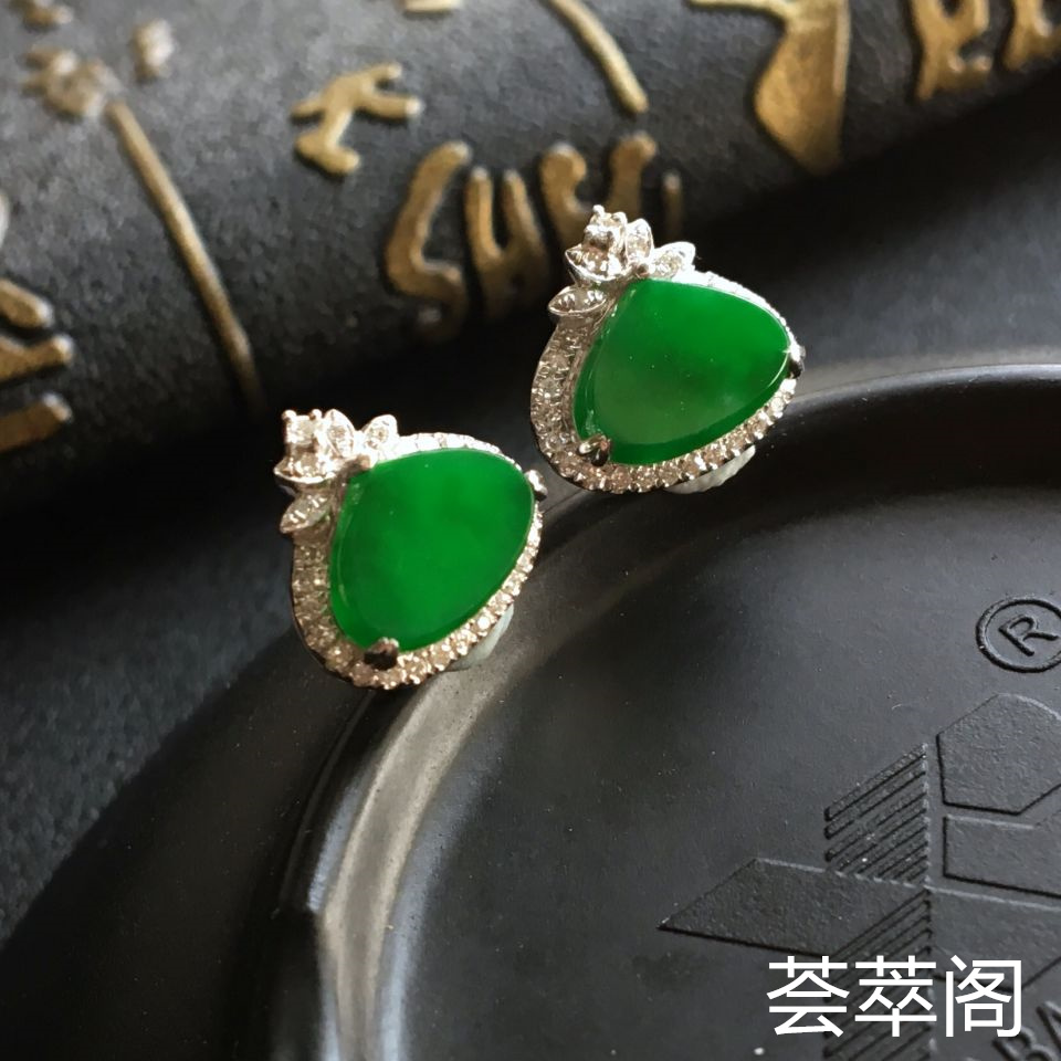 阳绿糯冰种水滴翡翠耳钉 镶白金钻石