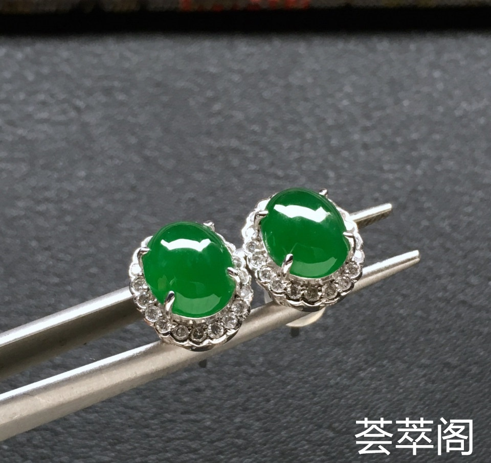 冰种阳绿翡翠耳钉一对 镶白金钻石第1张