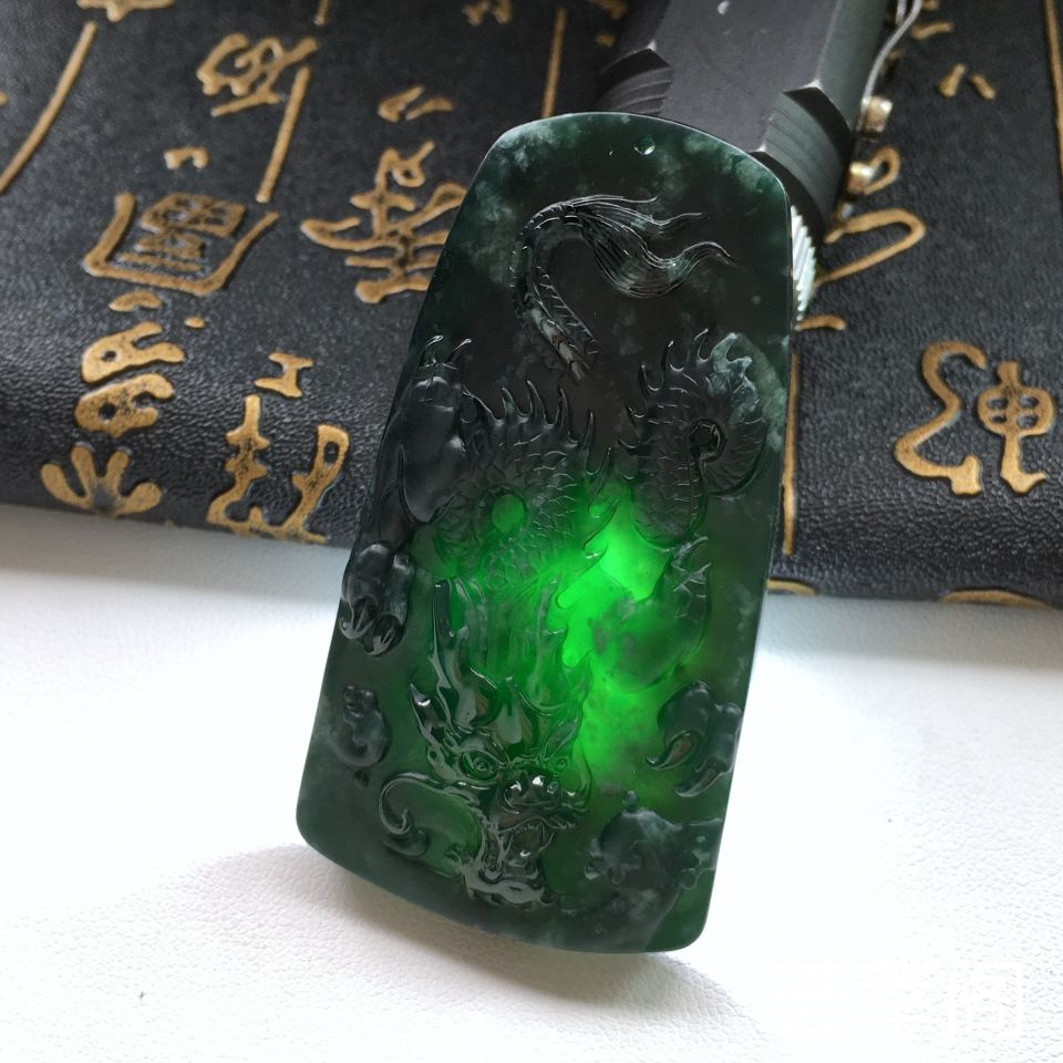 冰种墨翠龙牌翡翠吊坠