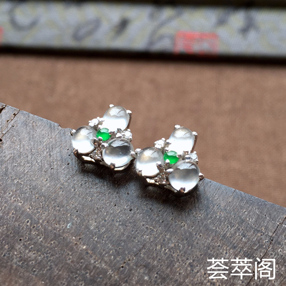 冰玻种起光花型翡翠耳钉一对 镶白金钻石