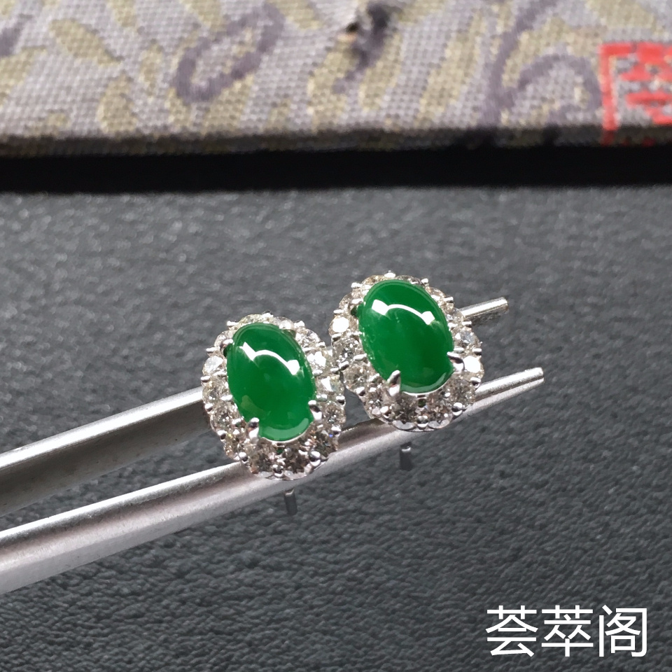 糯冰种深绿翡翠耳钉一对 镶白金钻石