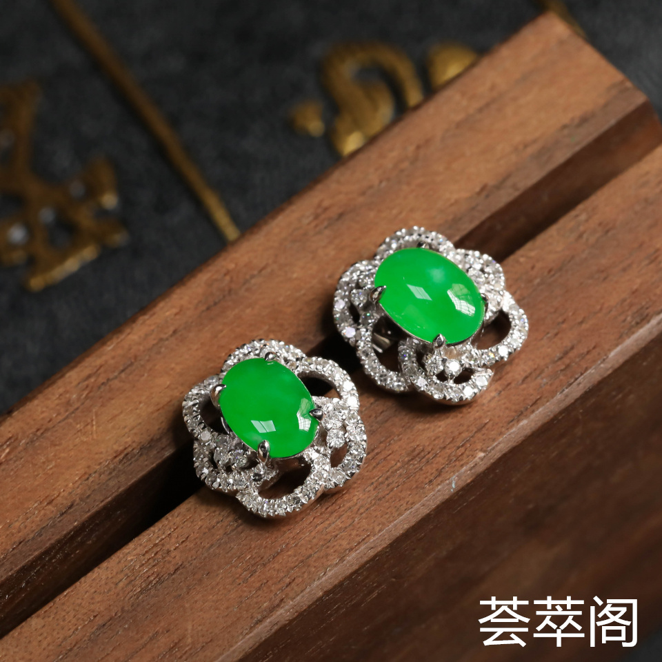 糯冰种翠色翡翠耳钉 镶白18K金钻石