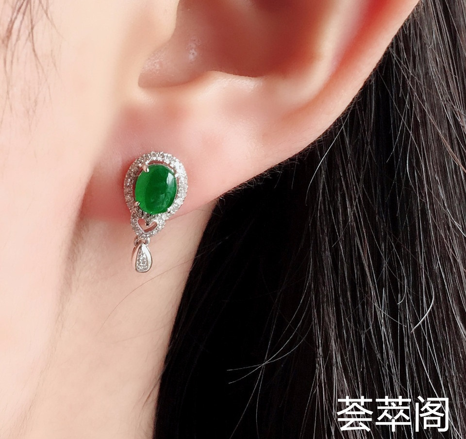 冰种阳绿翡翠耳钉一对 镶白金钻石第8张