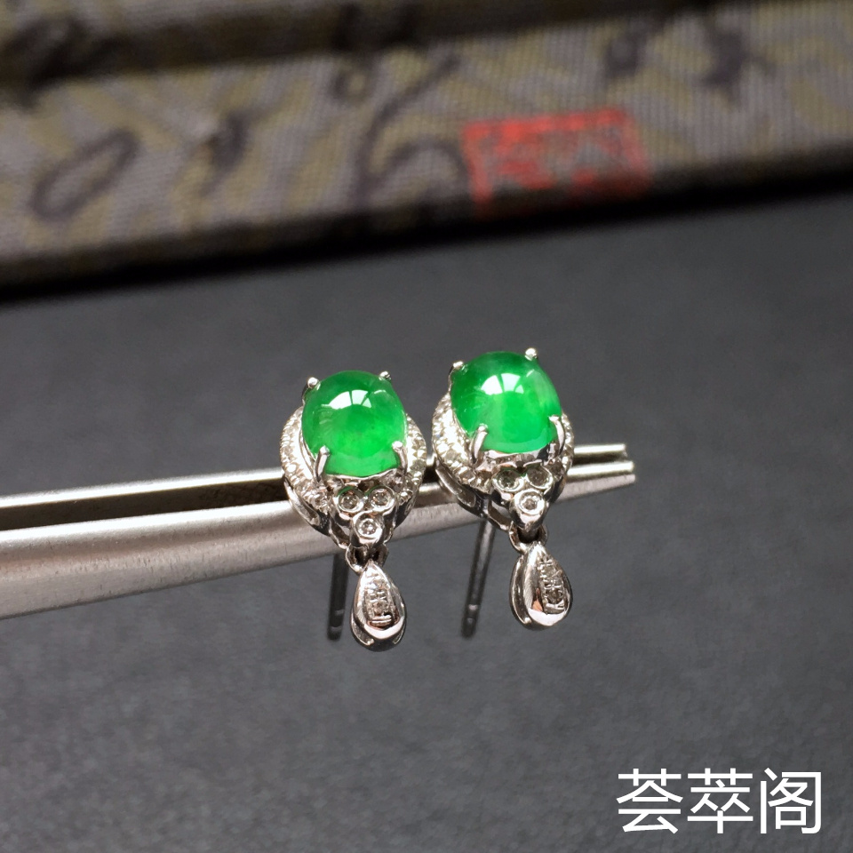 翠色冰种翡翠耳钉一对镶白金钻石