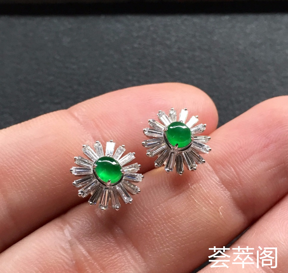 阳绿冰玻种翡翠耳钉一对 镶白金钻石第5张
