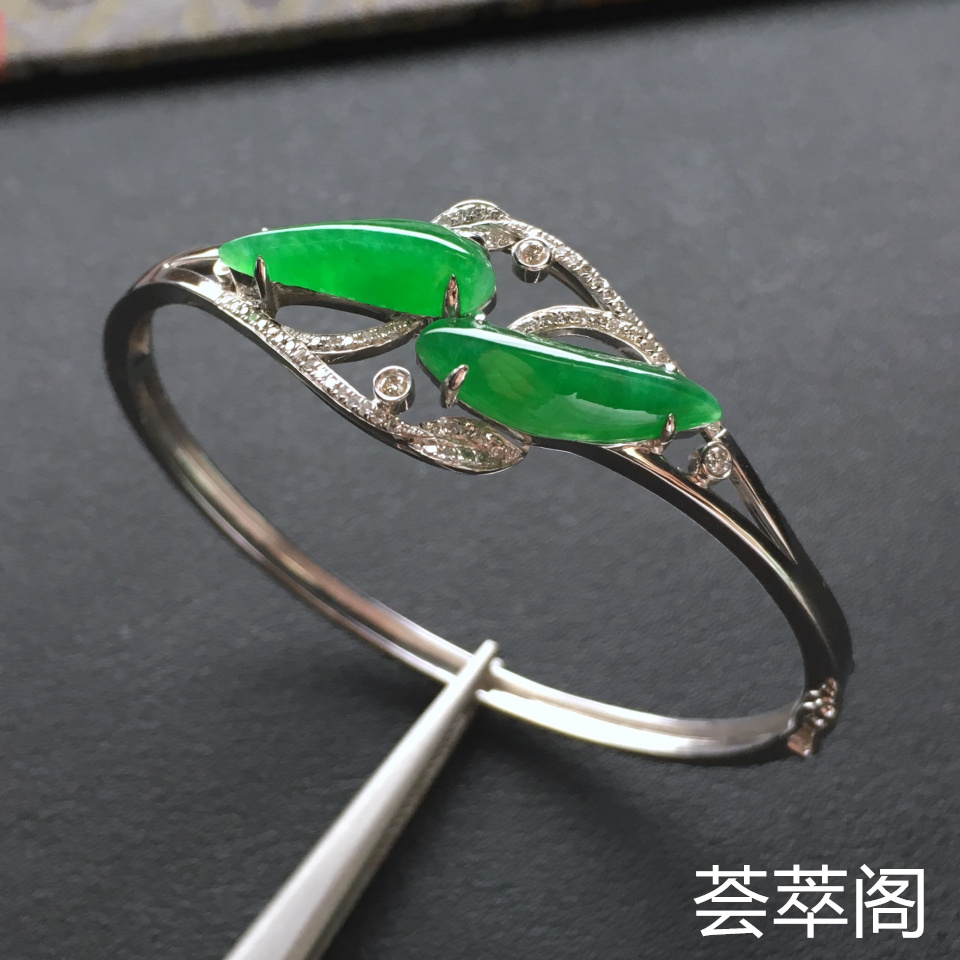 冰种阳绿翡翠手镯 