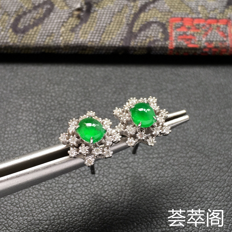 冰种阳绿雪花形翡翠耳钉一对 镶白金钻石