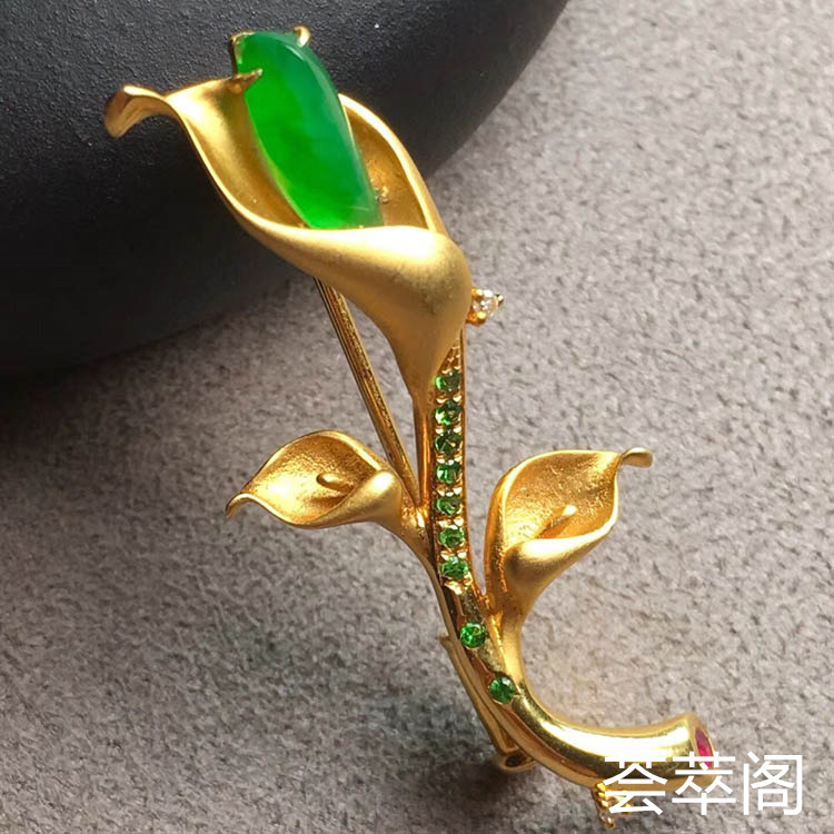 冰种阳绿玉兰花翡翠胸针