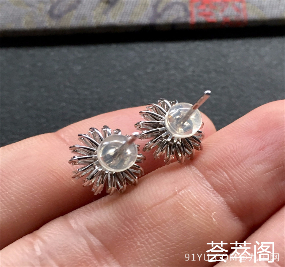 阳绿冰玻种翡翠耳钉一对 镶白金钻石第7张