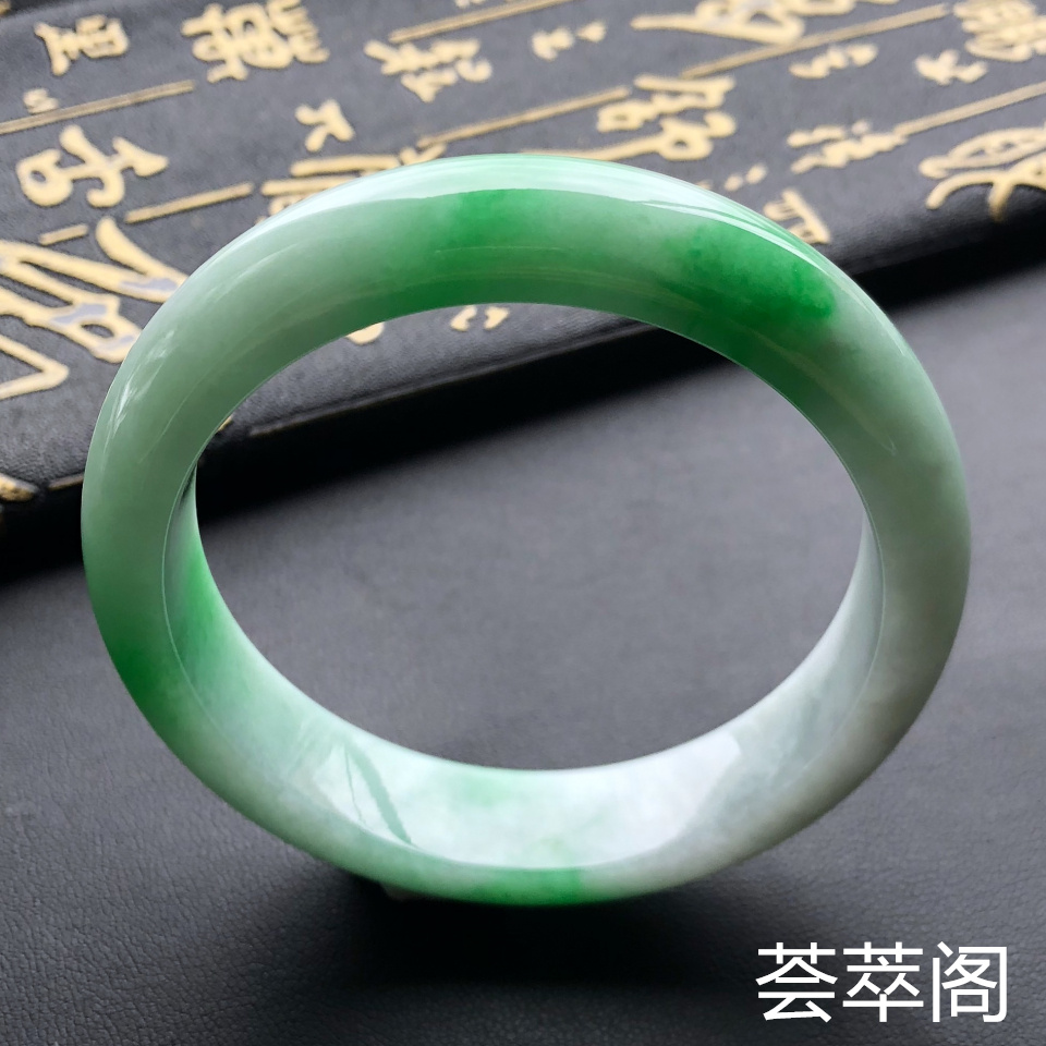 冰种飘绿翡翠手镯 