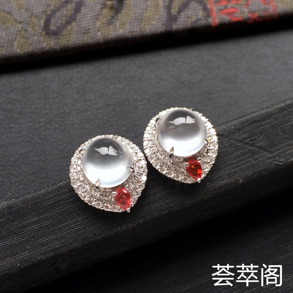 无色冰玻种起光翡翠耳钉一对 镶白金钻石