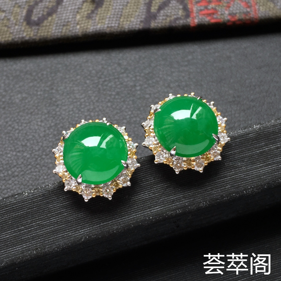 翠色糯冰种翡翠耳钉一对 镶白金钻石