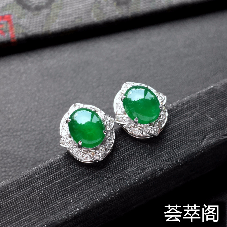 冰种阳绿翡翠耳钉一对 镶白金钻石第1张