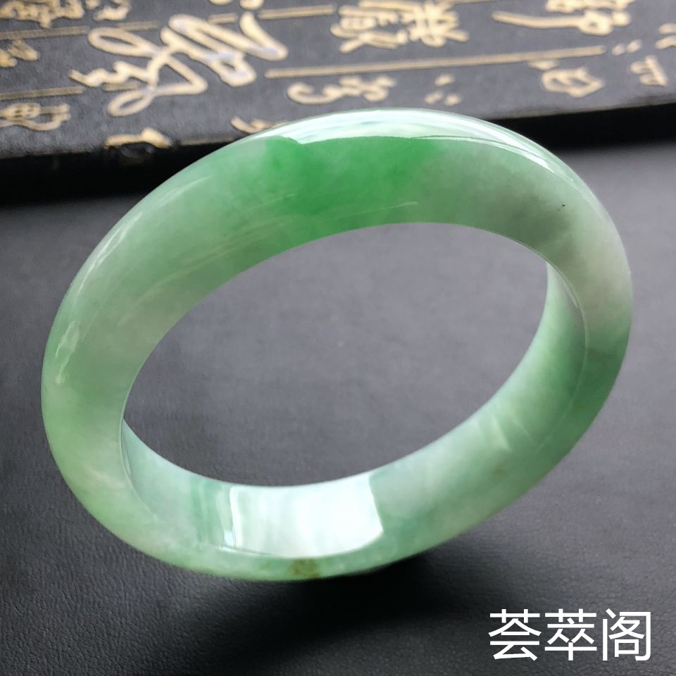 冰种飘绿翡翠手镯 