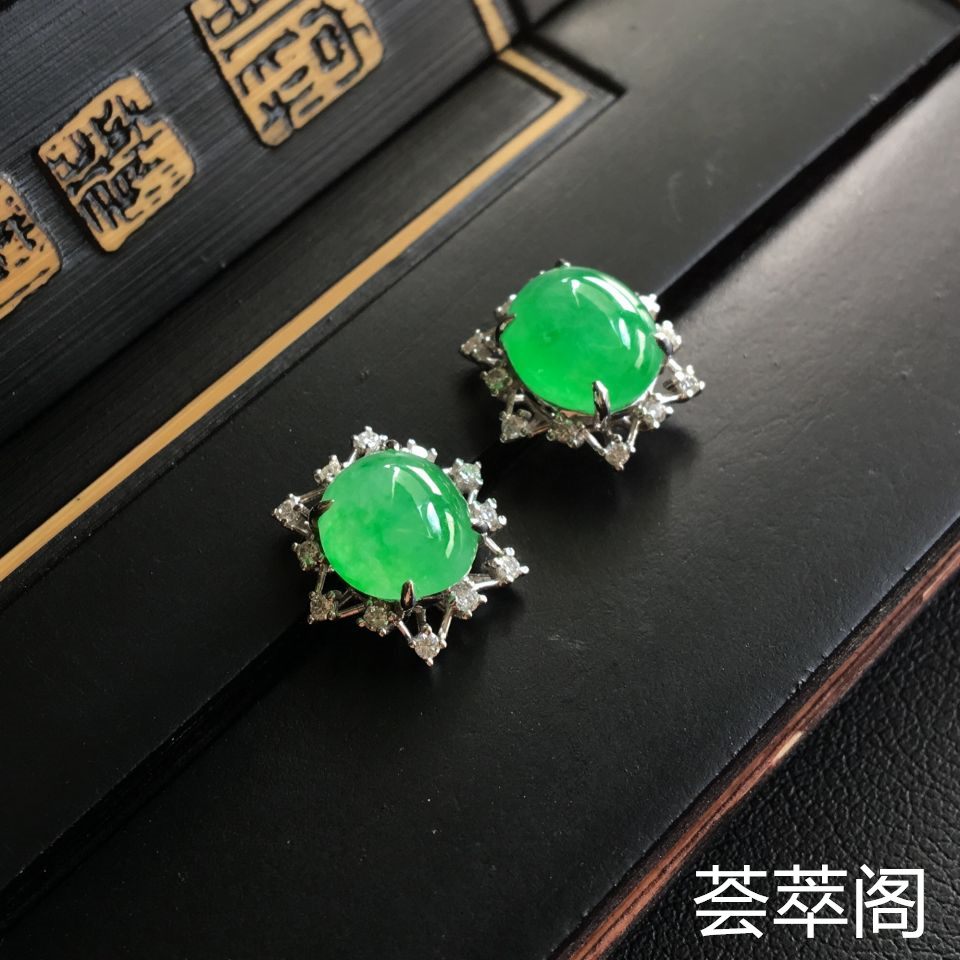 糯冰种飘翠翡翠耳钉 镶白金钻石