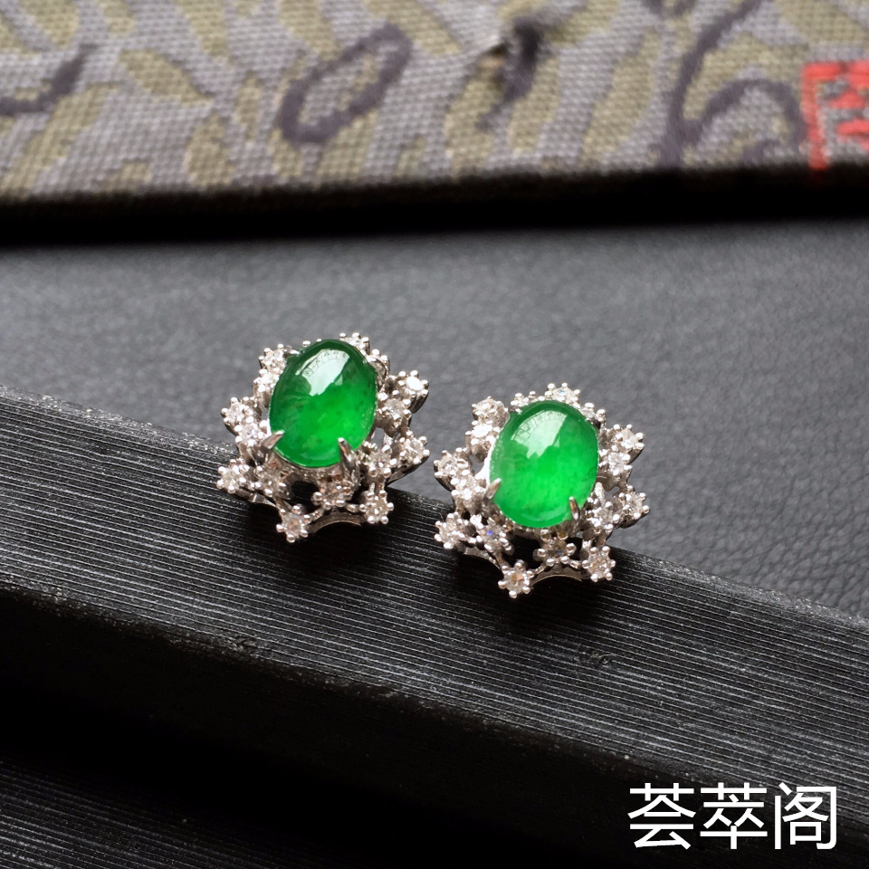 冰种翠色雪花翡翠耳钉一对 镶白金钻石