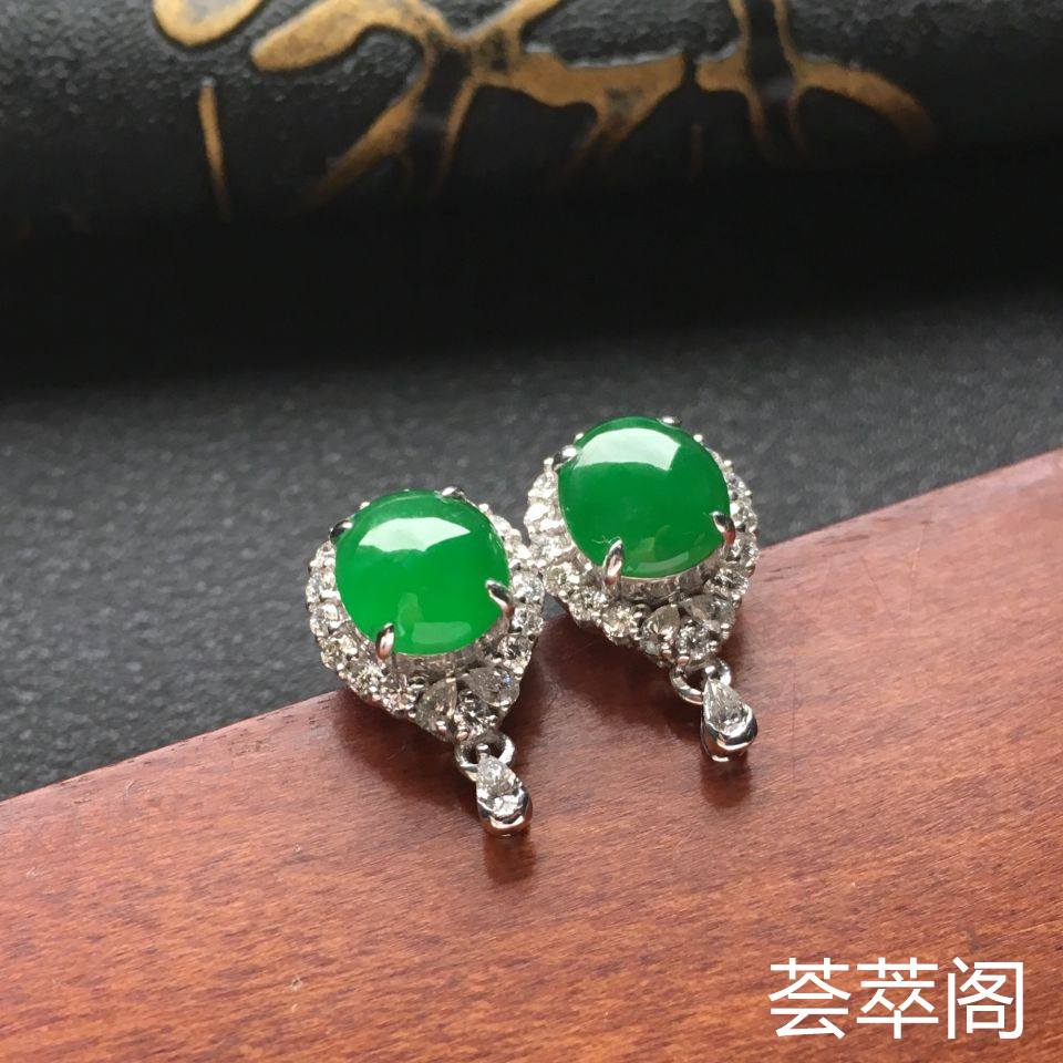 翠绿冰种翡翠耳钉一对 镶白金钻石
