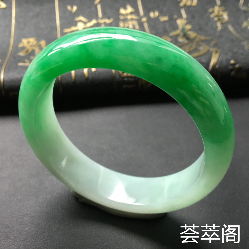 冰种飘绿翡翠手镯 