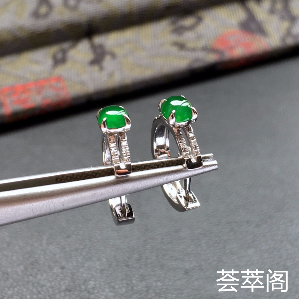 冰种阳绿镶白金钻石翡翠耳钉第4张