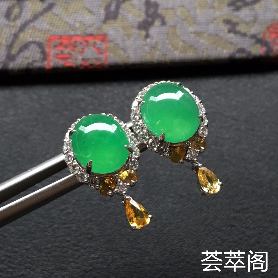 翠色冰种翡翠耳钉一对 镶白金钻石