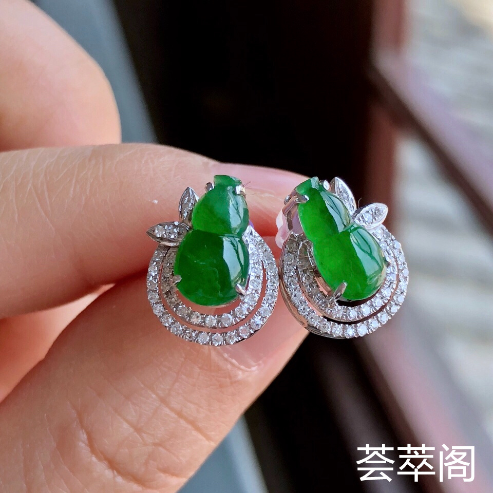 冰种阳绿葫芦翡翠耳钉 镶白金钻石