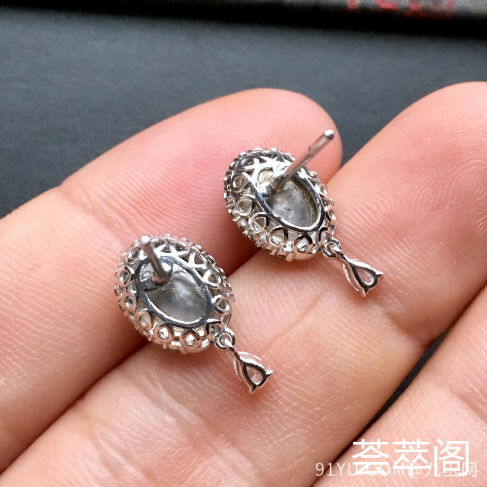 冰种阳绿翡翠耳钉一对 镶白金钻石第7张