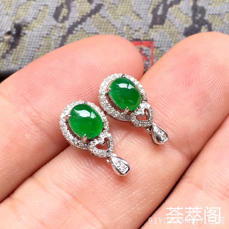 冰种阳绿翡翠耳钉一对 镶白金钻石第5张