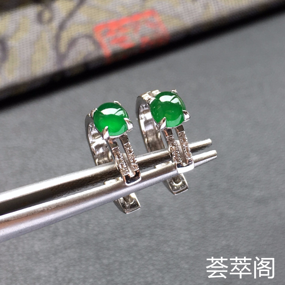 冰种阳绿镶白金钻石翡翠耳钉第1张
