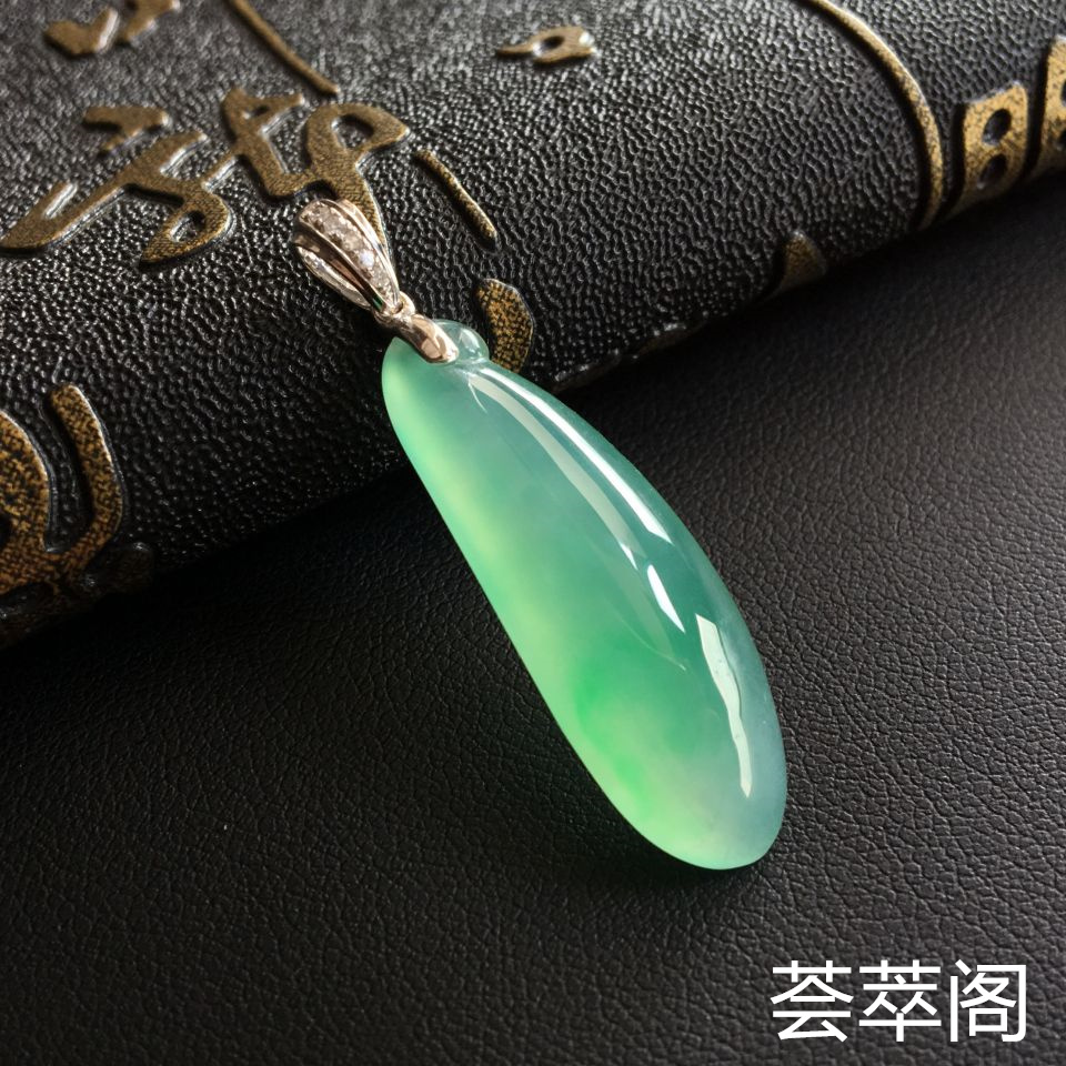 冰种飘绿福瓜翡翠吊坠