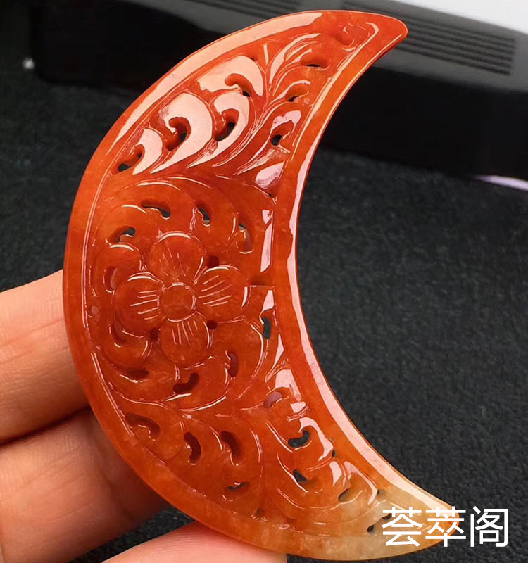 糯种红翡月亮翡翠挂件