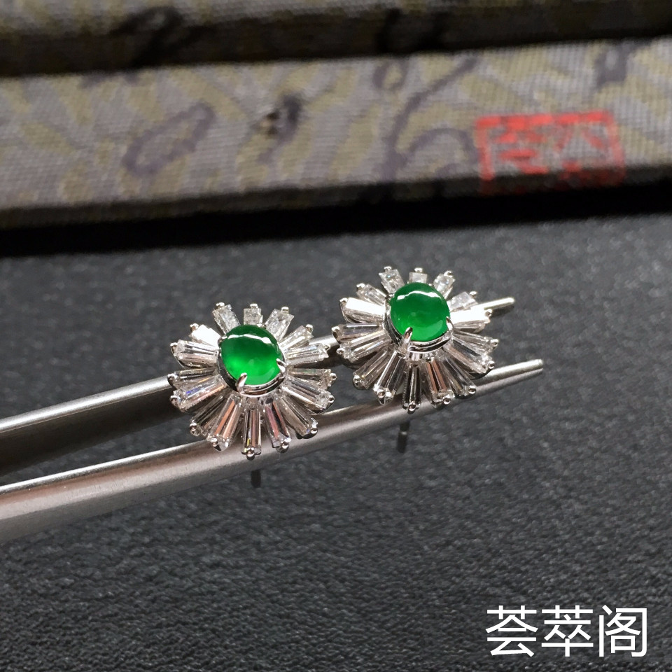 阳绿冰玻种翡翠耳钉一对 镶白金钻石第2张
